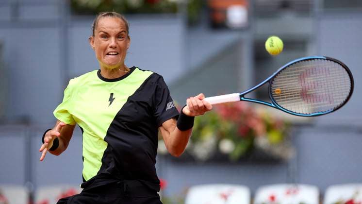 Mutua Madrid Open - Day Four Arantxa Rus of Netherland returns a shot against Coco Gauff of United States during day four of the Mutua Madrid Open 2024 at Caja Magica on April 25, 2024, in Madrid, Spain. Madrid Caja Magica Madrid Spain RL_MMO24_01087 Copyright: xRicardoxLarreinax