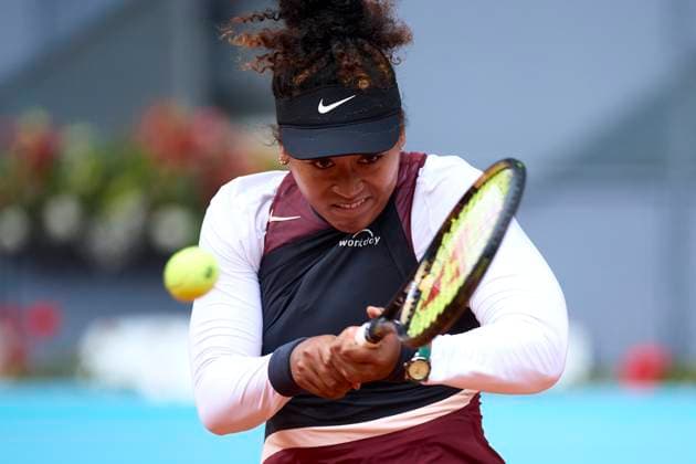 Sport Bilder des Tages Naomi Osaka of Japan returns a shot against Liudmila Samsonova during day four of the Mutua Madrid Open 2024 at Caja Magica on April 25, 2024, in Madrid, Spain.  (251251559)