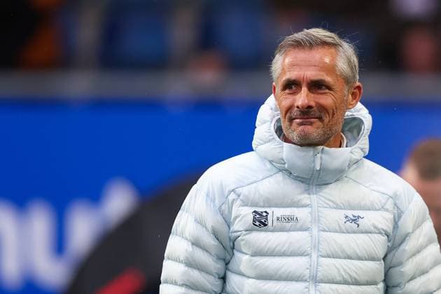 2024-04-25 SC Heerenveen v PSV - Dutch Eredivisie HEERENVEEN, NETHERLANDS - APRIL 25: Head Coach Kees van Wonderen of sc Heerenveen looks on before the Dutch Eredivisie match between SC Heerenveen and PSV at Abe Lenstra Stadion on April 25, 2024 in Heerenveen, Netherlands. (Photo by Pieter van der Woude BSR Agency) Heerenveen Netherlands Content not available for redistribution in The Netherlands directly or indirectly through any third parties. Copyright: xBSRxAgencyx