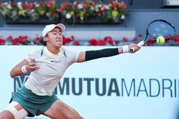 Sport Bilder des Tages (240426) -- MADRID, April 26, 2024 -- Wang Xiyu of China hits a return during the women s singles second round match against Iga Swiatek of Poland at 2024 Madrid Open tennis tournament in Madrid, Spain, April 25, 2024. (Photo by Xinhua) (SP)SPAIN-MADRID-TENNIS-2024 MADRID OPEN-WOMEN S SINGLES GustavoxValiente 