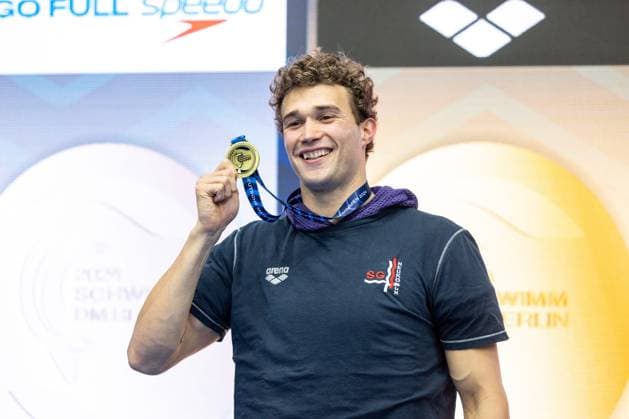 100m Rücken Maenner A-Finale Ole Braunschweig (SG Neukölln e.V. Berlin), 1. Platz, Goldmedaille GER, 135. Deutsche Meisterschaften Schwimmen, Schwimmen, 25.04.2024 GER, 135. Deutsche Meisterschaften Schwimmen, Schwimmen, 25.04.2024 Berlin *** 100m backstroke men A final Ole Braunschweig SG Neukölln e V Berlin , 1 place, gold medal GER, 135 German Swimming Championships, Swimming, 25 04 2024 GER, 135 German Swimming Championships, Swimming, 25 04 2024 Berlin Copyright: xEibner-Pressefoto JadrankoxMarjax EP_JMC