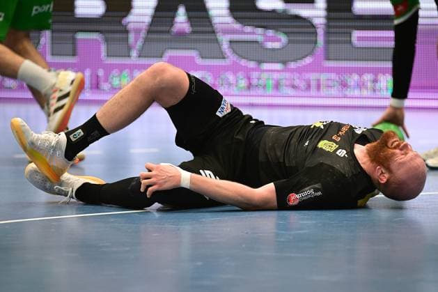 22 04 2024 pmk NH113975 Handball Men 2 Bundesliga Season 2023 2024 Merkur Arena Luebbecke TSV GWD Minden VfL Eintracht Hagen Injury BECKER Alexander BECKER 04 Hagen