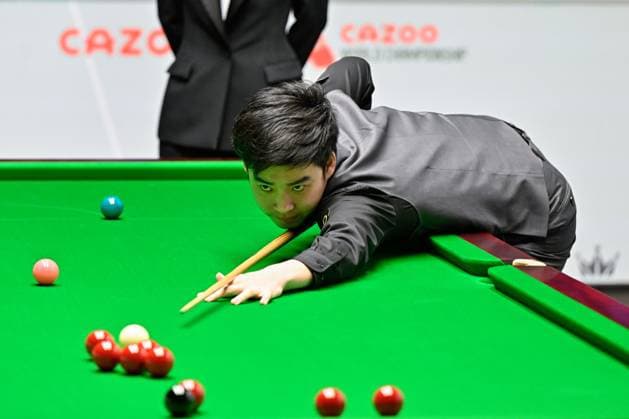 Sport Themen der Woche KW17 Sport Bilder des Tages Cazoo World Championships 2024 Si Jiahu takes a shot, during the Cazoo World Championships 2024 at Crucible Theatre, Sheffield, United Kingdom, 26th April 2024 (Photo by Cody Froggatt News Images) Sheffield Crucible Theatre South Yorkshire United Kingdom Copyright: xCodyxFroggatt NewsxImagesx