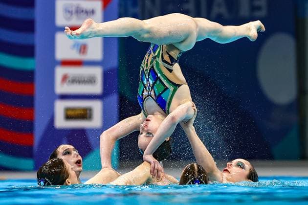 Bilder des Jahres 2024, Sport 04 April Sport Themen der Woche KW17 RUSSIA, YEKATERINBURG - APRIL 26, 2024: Artistic swimmers of Republic of Tatarstan Team 3 perform their acrobatic group routine during the 2024 Russian Artistic Swimming Championships at the Palace of Water Sports. Donat Sorokin TASS  69433695