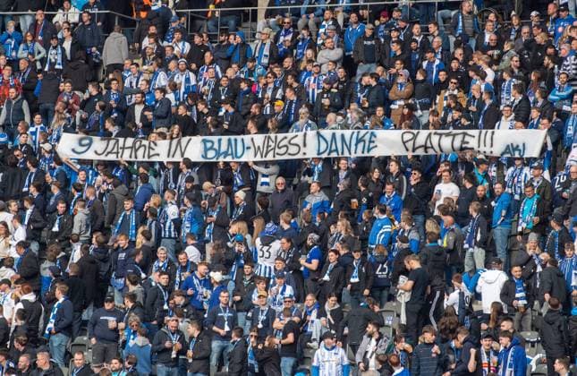 Soccer, Men, Season 2023 2024, 2 Bundesliga 31 Matchday , Hertha BSC Hannover 96, Fans of Hertha with banner for the farewell of Marvin Plattenhardt, 9 years in blue and white Thank you Platte , 26 04 2024, Copyright: xSebastianxRäppold MatthiasxKochx