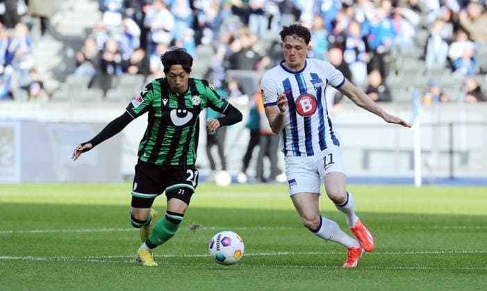 Sei Muroya, Fabian Reese duel match scene action sport soccer soccer DFL 2 Bundesliga men 31 matchday season 2023 2024 26 04 2024 Hertha BSC Berlin vs Hannover 96 DFL regulations prohibit any use of photographs as image sequences and or quasi video