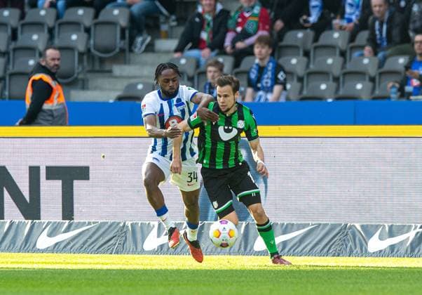 Soccer, Men, Season 2023 2024, 2 Bundesliga 31 Matchday , Hertha BSC Hannover 96, v l Deyovaisio Zeefuik Hertha BSC , Louis Schaub Hannover 96 , 26 04 2024, Copyright: xSebastianxRäppold MatthiasxKochx