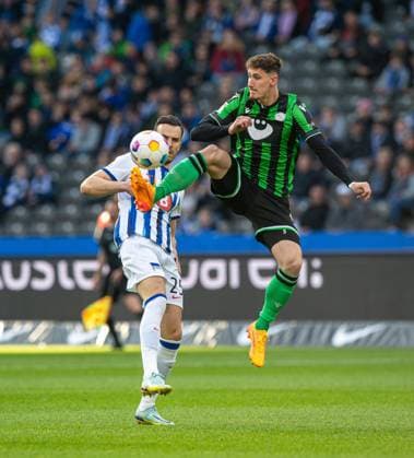 Soccer, Men, Season 2023 2024, 2 Bundesliga 31 Matchday , Hertha BSC Hannover 96, v l Haris Tabakovic Hertha BSC , Phil Neumann Hannover 96 , 26 04 2024, Copyright: xSebastianxRäppold MatthiasxKochx