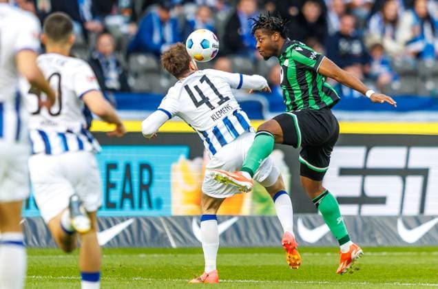 Berlin, 26 04 2024, Soccer, 2 Bundesliga, Matchday 31, Hertha BSC Hannover 96, Olympiastadion Berlins Pascal Klemens l fights against Bright Arrey Mbi of Hannover 96 for the ball DFL regulations and DFB regulations prohibit any use of photographs as image sequences and or quasi video, Foto Andreas Gora Hertha BSC Hannover 96