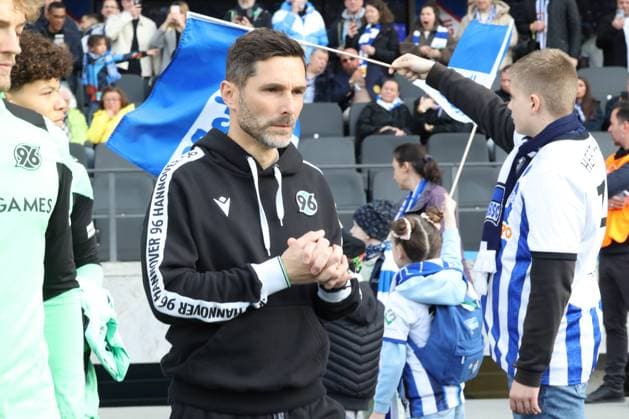 DEU, DFL, 2. FBL, Hertha BSC vs. Hannover 96, 26.04.2024, Berliner Olympiastadion, Berlin, DEU, DFL, 2. FBL, Hertha BSC vs. Hannover 96, im Bild Trainer Stefan Leitl(Hannover 96) DFL - regulations prohibit any use of Photographs as image sequences and or quasi-video Foto: Juergen Engler nordphoto GmbH *** DEU, DFL, 2 FBL, Hertha BSC vs Hannover 96, 26 04 2024, Berliner Olympiastadion, Berlin, DEU, DFL, 2 FBL, Hertha BSC vs Hannover 96, im Bild Trainer Stefan Leitl Hannover 96 DFL regulations prohibit any use of Photographs as image sequences and or quasi video Foto Juergen Engler nordphoto GmbH nordphotoxGmbHx xEngler nph00076