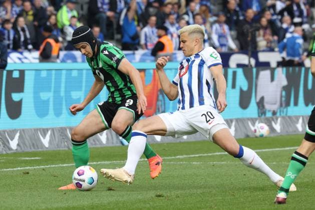 DEU, DFL, 2 FBL, Hertha BSC vs Hannover 96, 26 04 2024, Berliner Olympiastadion, Berlin, DEU, DFL, 2 FBL, Hertha BSC vs Hannover 96, in the picture Marc Oliver Kempf Hertha BSC Berlin 20 , Nicolo Tresoldi Hannover 96 9 DFL regulations prohibit any use of Photographs as image sequences and or quasi video Foto Juergen Engler nordphoto GmbH nordphotoxGmbHx xEngler nph00076