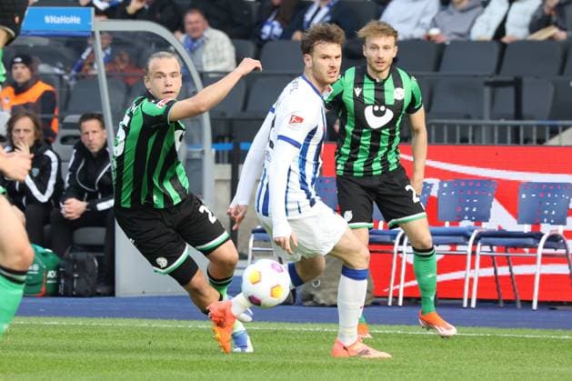DEU, DFL, 2 FBL, Hertha BSC vs Hannover 96, 26 04 2024, Berliner Olympiastadion, Berlin, DEU, DFL, 2 FBL, Hertha BSC vs Hannover 96, in the picture Pascal Klemens Hertha BSC Berlin 41 , Lars Gindorf Hannover 96 25 DFL regulations prohibit any use of Photographs as image sequences and or quasi video Foto Juergen Engler nordphoto GmbH nordphotoxGmbHx xEngler nph00076