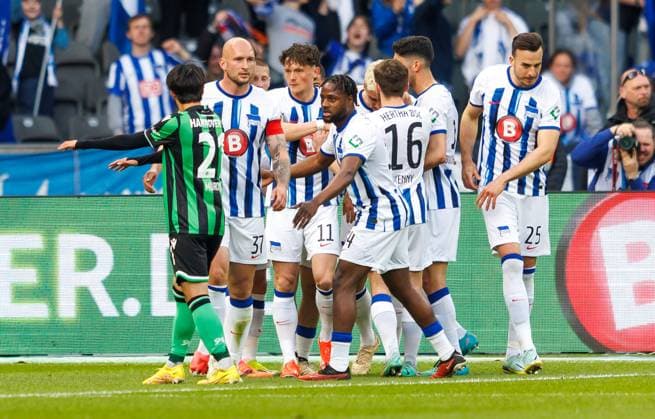 Berlin, 26 04 2024, Soccer, 2 Bundesliga, Matchday 31, Hertha BSC Hannover 96, Olympiastadion Berlins Marc Oliver Kempf M cheers with teammates after his goal to 1 0 DFL regulations and DFB regulations prohibit any use of photographs as image sequences and or quasi video, Foto Andreas Gora Hertha BSC Hannover 96