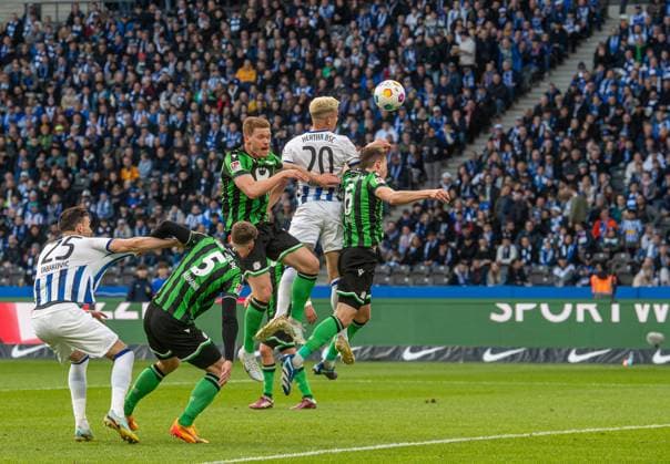 Soccer, Men, Season 2023 2024, 2 Bundesliga 31 Matchday , Hertha BSC Hannover 96, Marc Oliver Kempf Hertha BSC scores the goal for 1 0 against Phil Neumann Hannover 96 , Marcel Halstenberg Hannover 96 and Fabian Kunze Hannover 96 , 26 04 2024, Copyright: xSebastianxRäppold MatthiasxKochx
