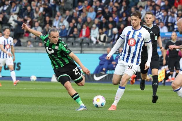 DEU, DFL, 2 FBL, Hertha BSC vs Hannover 96, 26 04 2024, Berliner Olympiastadion, Berlin, DEU, DFL, 2 FBL, Hertha BSC vs Hannover 96, in the picture Pascal Klemens Hertha BSC Berlin 41 , Lars Gindorf Hannover 96 25 DFL regulations prohibit any use of Photographs as image sequences and or quasi video Foto Juergen Engler nordphoto GmbH nordphotoxGmbHx xEngler nph00076