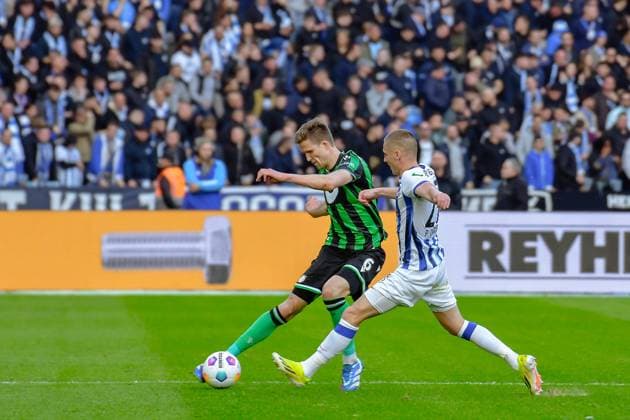 Soccer 2 Bundesliga, Hertha BSC Hannover 96 26 04 2024,xdanx,Soccer 2 Bundesliga, Hertha BSC Hannover 96, v l Fabian Kunze Hannover 96 6 ,Palko Dardai Hertha BSC 27 ,Zweikampf, Duell, Kampf, tackle DFL DFB REGULATIONS PROHIBIT ANY USE OF PHOTOGRAPHS as IMAGE SEQUENCES and or QUASI VIDEO Foto Daniel Lakomski Berlin Olympiastadion Berlin Berlin Germany EN Copyright: xDanielxLakomskix