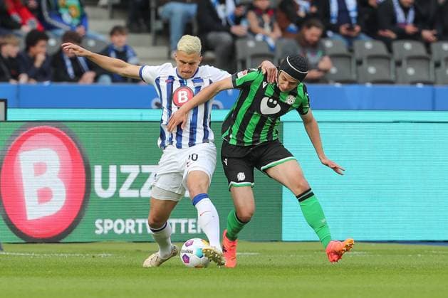 26 04 2024, xtgx, Fußball 2 Bundesliga, Hertha BSC Berlin Hannover 96 emspor, v l Marc Oliver Kempf Hertha, 20 , Nicolo Tresoldi Hannover, 9 Zweikampf, Duell, Kampf, tackle DFL DFB REGULATIONS PROHIBIT ANY USE OF PHOTOGRAPHS as IMAGE SEQUENCES and or QUASI VIDEO Berlin