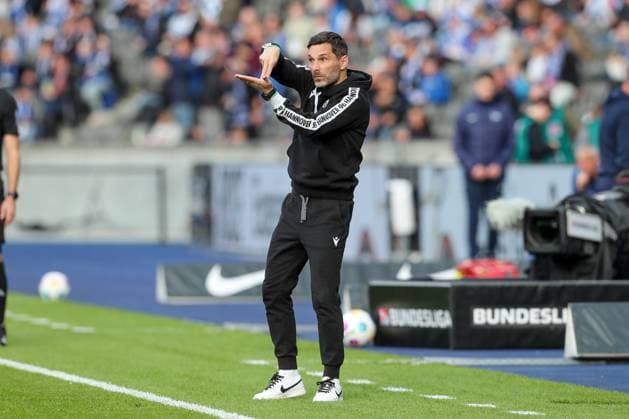 26 04 2024, xtgx, Fußball 2 Bundesliga, Hertha BSC Berlin Hannover 96 emspor, v l Stefan Leitl Hannover, Trainer gibt Anweisungen, gestikuliert mit den Armen, gesticulate, gives instructions DFL DFB REGULATIONS PROHIBIT ANY USE OF PHOTOGRAPHS as IMAGE SEQUENCES and or QUASI VIDEO Berlin