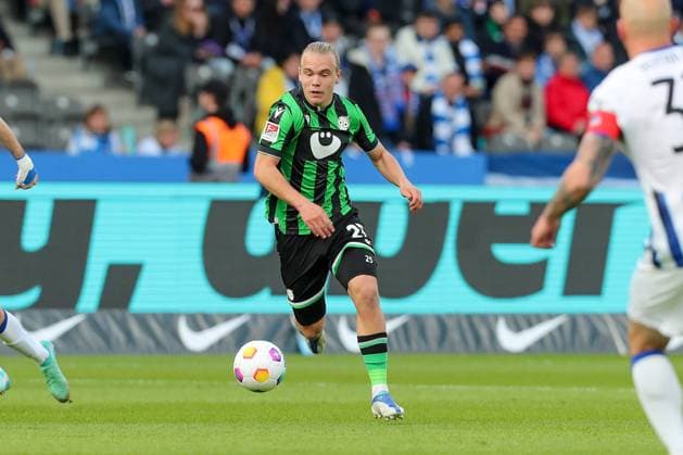 26 04 2024, xtgx, Fußball 2 Bundesliga, Hertha BSC Berlin Hannover 96 emspor, v l Lars Timo Gindorf Hannover, 25 am Ball, plays the ball DFL DFB REGULATIONS PROHIBIT ANY USE OF PHOTOGRAPHS as IMAGE SEQUENCES and or QUASI VIDEO Berlin