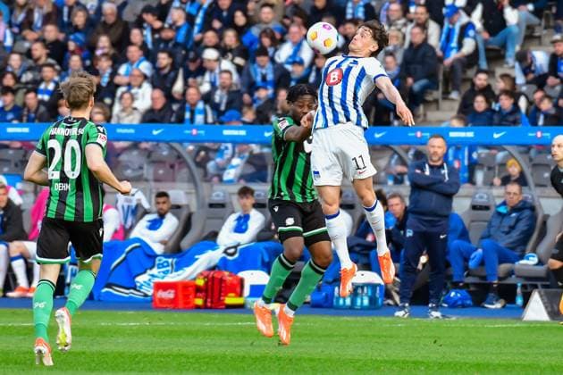 Soccer 2 Bundesliga, Hertha BSC Hannover 96 26 04 2024,xdanx,Soccer 2 Bundesliga, Hertha BSC Hannover 96, v l Bright Arrey Mbi Hannover 96 4 ,Fabian Reese Hertha BSC 11 ,Zweikampf, Duell, Kampf, tackle DFL DFB REGULATIONS PROHIBIT ANY USE OF PHOTOGRAPHS as IMAGE SEQUENCES and or QUASI VIDEO Foto Daniel Lakomski Berlin Olympiastadion Berlin Berlin Germany EN Copyright: xDanielxLakomskix