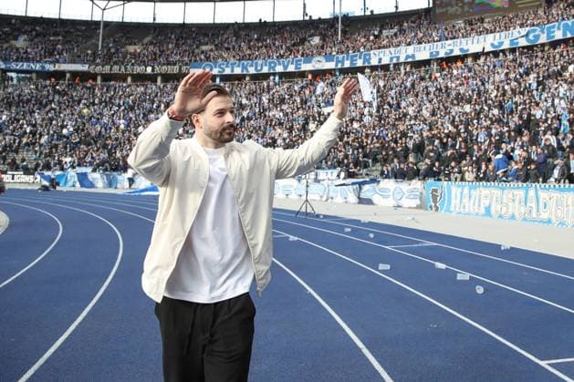 26 04 2024, xtgx, Soccer 2 Bundesliga, Hertha BSC Berlin Hannover 96 emspor, v l Marvin Plattenhardt is bid farewell before the match, Farewell DFL DFB REGULATIONS PROHIBIT ANY USE OF PHOTOGRAPHS as IMAGE SEQUENCES and or QUASI VIDEO Berlin