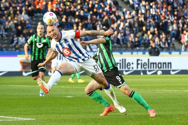 26 04 2024, xtgx, Football 2 Bundesliga, Hertha BSC Berlin Hannover 96 emspor, v l Toni Leistner Hertha, 37 , Nicolo Tresoldi Hannover, 9 duel, duel, fight, tackle DFL DFB REGULATIONS PROHIBIT ANY USE OF PHOTOGRAPHS as IMAGE SEQUENCES and or QUASI VIDEO Berlin