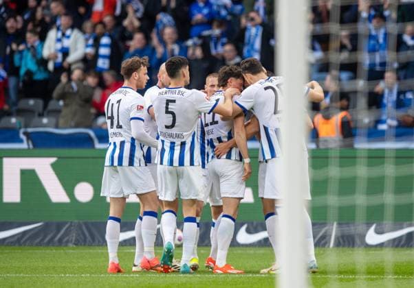 Soccer, Men, Season 2023 2024, 2 Bundesliga 31 Matchday , Hertha BSC Hannover 96, f l Pascal Klemens Hertha BSC , Toni Leistner Hertha BSC , Andreas Bouchalakis Hertha BSC , Palko Dardai Hertha BSC , Fabian Reese Hertha BSC , Haris Tabakovic Hertha BSC , Marc Oliver Kempf Hertha BSC , Celebration after goal to 1 0, 26 04 2024, Copyright: xSebastianxRäppold MatthiasxKochx