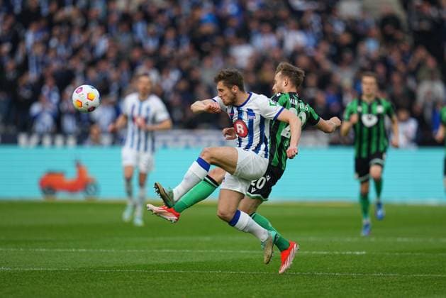 Jonjoe Kenny Hertha Berlin and Jannik Dehm Hannover 96 battle for the ball, 2 Bundesliga, Hertha BSC vs Hannover 96, Olympic Stadium on April 26, 2024 in Berlin, Germany Photo by Ulrik Pedersen DeFodi Images Jonjoe Kenny Hertha Berlin and Jannik Dehm Hannover 96 battle for the ball, 2 Bundesliga, Hertha BSC vs Hannover 96, Olympic Stadium on April 26, 2024 in Berlin, Germany Photo by Ulrik Pedersen DeFodi Images DFB DFL REGULATIONS PROHIBIT ANY USE OF PHOTOGRAPHS AS IMAGE SEQUENCES AND OR QUASI VIDEO Defodi 659 183725 01000433 Defodi-659 DFB DFL REGULATIONS PROHIBIT ANY USE OF PHOTOGRAPHS AS IMAGE SEQUENCES AND OR QUASI-VIDEO.