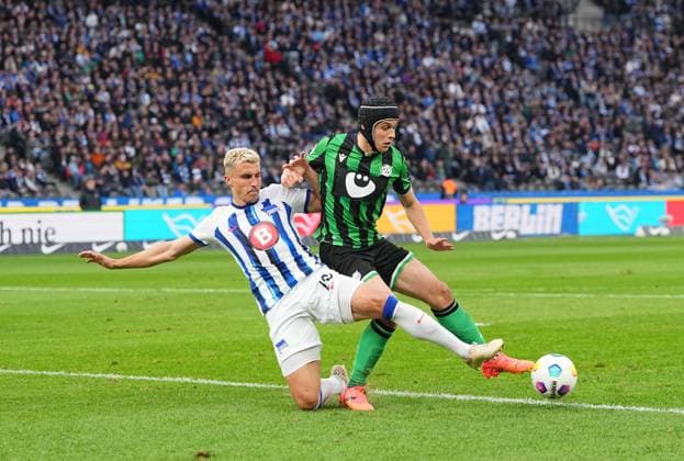 Marc Oliver Kempf Hertha Berlin and NicolÃ² Tresoldi Hannover 96 battle for the ball, 2 Bundesliga, Hertha BSC vs Hannover 96, Olympic Stadium on April 26, 2024 in Berlin, Germany Photo by Ulrik Pedersen DeFodi Images Marc Oliver Kempf Hertha Berlin and NicolÃ² Tresoldi Hannover 96 battle for the ball, 2 Bundesliga, Hertha BSC vs Hannover 96, Olympic Stadium on April 26, 2024 in Berlin, Germany Photo by Ulrik Pedersen DeFodi Images DFB DFL REGULATIONS PROHIBIT ANY USE OF PHOTOGRAPHS AS IMAGE SEQUENCES AND OR QUASI VIDEO Defodi 659 191120 01000307 Defodi-659 DFB DFL REGULATIONS PROHIBIT ANY USE OF PHOTOGRAPHS AS IMAGE SEQUENCES AND OR QUASI-VIDEO.