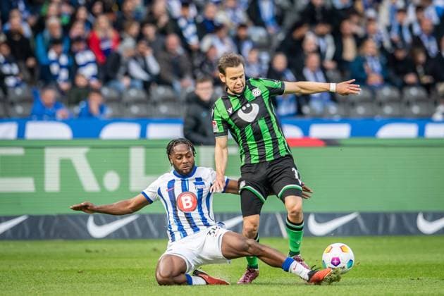 2 Soccer Bundesliga, Hertha BSC vs Hannover 96 Berlin, 26 04 2024 Deyovaisio Zeefuik Hertha BSC, 34 , Louis Schaub Hannover 96, 11 2 Soccer Bundesliga, Hertha BSC vs Hannover 96, Olympiastadion, Berlin, 26 04 2024 DFL REGULATIONS PROHIBIT ANY USE OF PHOTOGRAPHS AS IMAGE SEQUENCES AND OR QUASI VIDEO Copyright: xBEAUTIFULxSPORTS LucianoxLimax