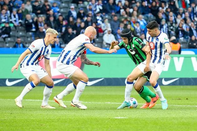26 04 2024, xtgx, Soccer 2 Bundesliga, Hertha BSC Berlin Hannover 96 emspor, v l Marc Oliver Kempf Hertha, 20 , Toni Leistner Hertha, 37 , Nicolo Tresoldi Hannover, 9 , Filip Uremovic Hertha, 5 Zweikampf, Duell, Kampf, tackle DFL DFB REGULATIONS PROHIBIT ANY USE OF PHOTOGRAPHS as IMAGE SEQUENCES and or QUASI VIDEO Berlin