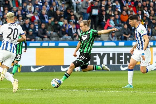 26 04 2024, xtgx, Fußball 2 Bundesliga, Hertha BSC Berlin Hannover 96 emspor, v l Lars Timo Gindorf Hannover, 25 am Ball, plays the ball DFL DFB REGULATIONS PROHIBIT ANY USE OF PHOTOGRAPHS as IMAGE SEQUENCES and or QUASI VIDEO Berlin