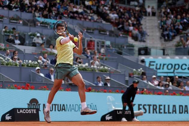 MADRID, SPAIN - APRIL 26:Carlos Alcaraz returns the ball against Alexander Shevchenko during their match on Day 5 of the Mutua Madrid Open at Caja Magica Stadium in Madrid. ONLYxEDITORIALxUSAGE (251341649)
