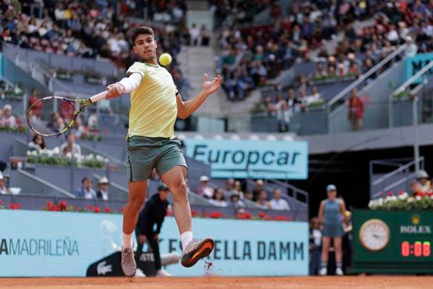 MADRID, SPAIN - APRIL 26:Carlos Alcaraz returns the ball against Alexander Shevchenko during their match on Day 5 of the Mutua Madrid Open at Caja Magica Stadium in Madrid. ONLYxEDITORIALxUSAGE (251341721)