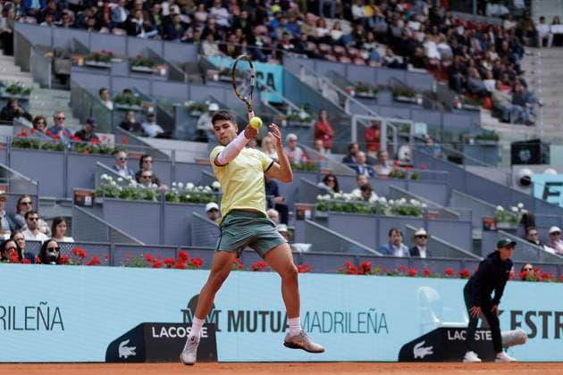 MADRID, SPAIN - APRIL 26:Carlos Alcaraz returns the ball against Alexander Shevchenko during their match on Day 5 of the Mutua Madrid Open at Caja Magica Stadium in Madrid. ONLYxEDITORIALxUSAGE (251341740)