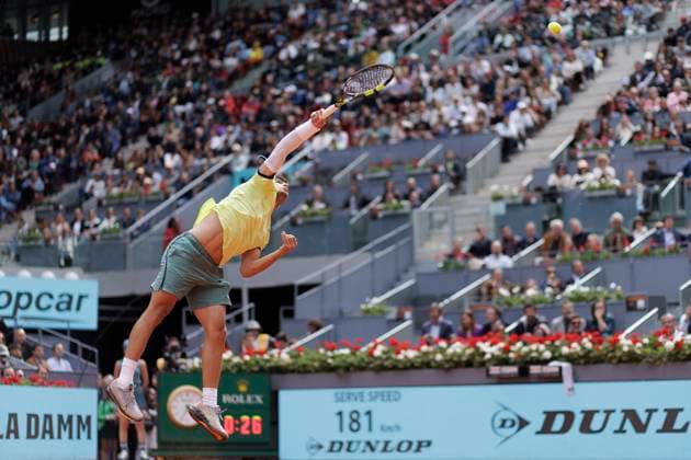 MADRID, SPAIN - APRIL 26:Carlos Alcaraz returns the ball against Alexander Shevchenko during their match on Day 5 of the Mutua Madrid Open at Caja Magica Stadium in Madrid. ONLYxEDITORIALxUSAGE (251341793)