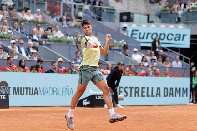MADRID, SPAIN - APRIL 26:Carlos Alcaraz returns the ball against Alexander Shevchenko during their match on Day 5 of the Mutua Madrid Open at Caja Magica Stadium in Madrid. ONLYxEDITORIALxUSAGE (251341805)