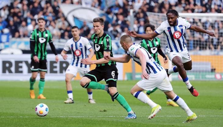 Fabian Kunze, Palko Dardai, Deyovaisio Zeefuik duel match scene Action Sport Soccer Football DFL 2 Bundesliga Men 31 Matchday Season 2023 2024 26 04 2024 Hertha BSC Berlin vs Hannover 96 DFL regulations prohibit any use of photographs as image sequences and or quasi video