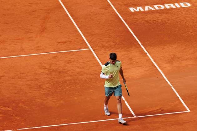 MADRID, SPAIN - APRIL 26:Carlos Alcaraz returns the ball against Alexander Shevchenko during their match on Day 5 of the Mutua Madrid Open at Caja Magica Stadium in Madrid. ONLYxEDITORIALxUSAGE (251341817)