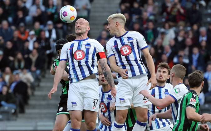 Toni Leistner, Marc Oliver Kempf duel Match scene Action Sport Football Soccer DFL 2 Bundesliga Men 31 Matchday Season 2023 2024 26 04 2024 Hertha BSC Berlin vs Hannover 96 DFL regulations prohibit any use of photographs as image sequences and or quasi video