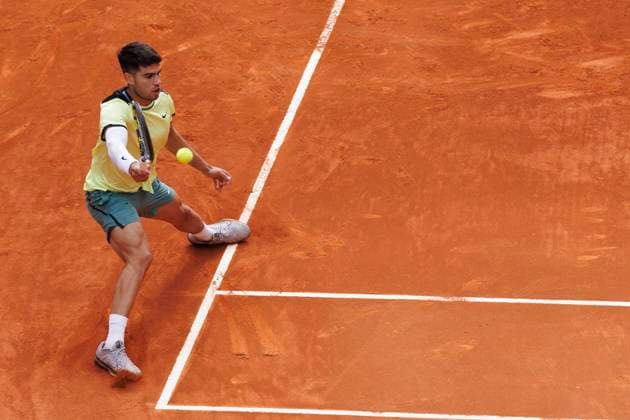 MADRID, SPAIN - APRIL 26:Carlos Alcaraz returns the ball against Alexander Shevchenko during their match on Day 5 of the Mutua Madrid Open at Caja Magica Stadium in Madrid. ONLYxEDITORIALxUSAGE (251341826)