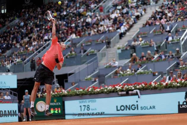 MADRID, SPAIN - APRIL 26:Carlos Alcaraz returns the ball against Alexander Shevchenko during their match on Day 5 of the Mutua Madrid Open at Caja Magica Stadium in Madrid. ONLYxEDITORIALxUSAGE (251341981)