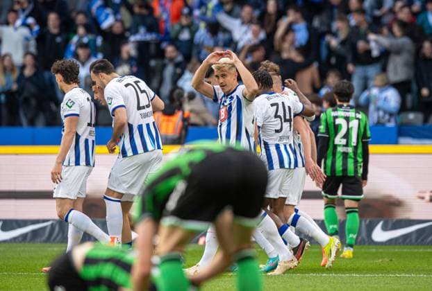 Soccer, Men, Season 2023 2024, 2 Bundesliga 31 Matchday , Hertha BSC Hannover 96, f l Fabian Reese Hertha BSC , Haris Tabakovic Hertha BSC , Marc Oliver Kempf Hertha BSC , Celebration after goal to 1 0, 26 04 2024, Copyright: xSebastianxRäppold MatthiasxKochx