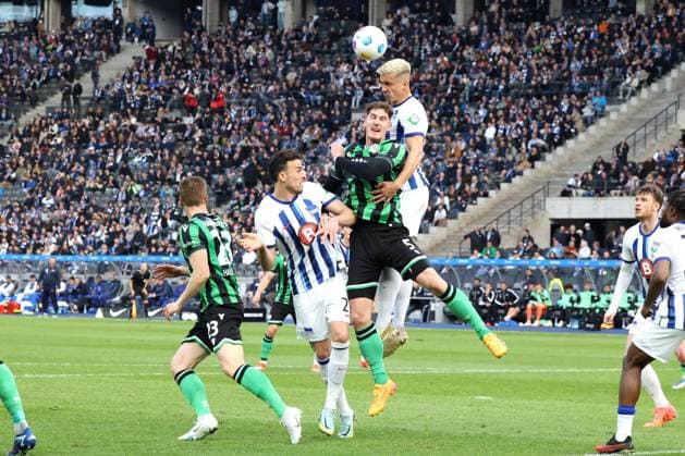 DEU, DFL, 2 FBL, Hertha BSC vs Hannover 96, 26 04 2024, Berliner Olympiastadion, Berlin, DEU, DFL, 2 FBL, Hertha BSC vs Hannover 96, in the picture Marc Oliver Kempf Hertha BSC Berlin 20 , Haris Tabakovic Hertha BSC Berlin 25 , Phil Neumann Hannover 96 5 , Marcel Halstenberg Hannover 96 23 DFL regulations prohibit any use of Photographs as image sequences and or quasi video Foto Juergen Engler nordphoto GmbH nordphotoxGmbHx xEngler nph00076