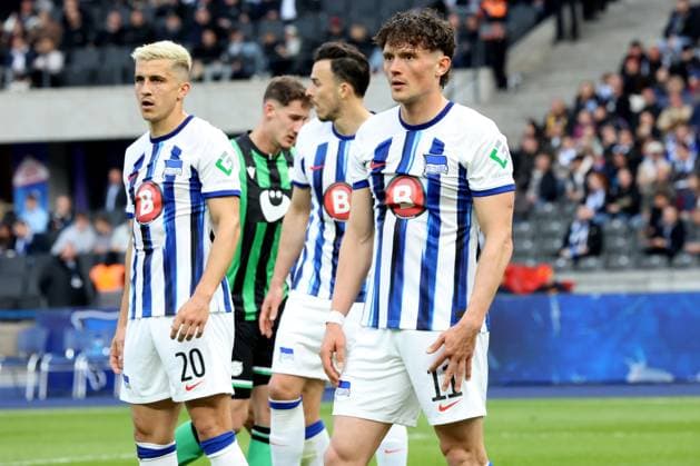 DEU, DFL, 2 FBL, Hertha BSC vs Hannover 96, 26 04 2024, Berliner Olympiastadion, Berlin, DEU, DFL, 2 FBL, Hertha BSC vs Hannover 96, in the picture Hertha player circle, Fabian Reese Hertha BSC Berlin 11 , Marc Oliver Kempf Hertha BSC Berlin 20 , Haris Tabakovic Hertha BSC Berlin 25 DFL regulations prohibit any use of Photographs as image sequences and or quasi video Foto Juergen Engler nordphoto GmbH nordphotoxGmbHx xEngler nph00076