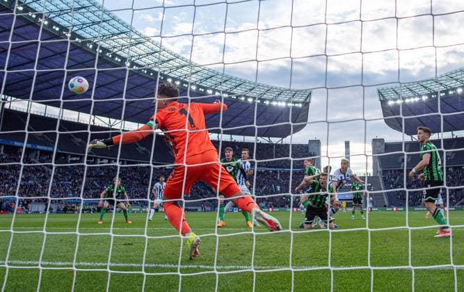 Soccer, Men, Season 2023 2024, 2 Bundesliga 31 Matchday , Hertha BSC Hannover 96, Marc Oliver Kempf Hertha BSC scores the goal for 1 0 against goalkeeper Ron Robert Zieler Hannover 96 , 26 04 2024, Copyright: xSebastianxRäppold MatthiasxKochx