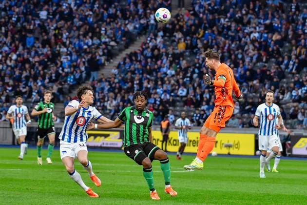 Soccer 2 Bundesliga, Hertha BSC Hannover 96 26 04 2024,xdanx,Soccer 2 Bundesliga, Hertha BSC Hannover 96, v l Fabian Reese Hertha BSC 11 ,Bright Arrey Mbi Hannover 96 4 ,Ron Robert Zieler Hannover 96 1 ,duel, duel, fight, tackle to header DFL DFB REGULATIONS PROHIBIT ANY USE OF PHOTOGRAPHS as IMAGE SEQUENCES and or QUASI VIDEO Photo Daniel Lakomski Berlin Olympiastadion Berlin Berlin Germany EN Copyright: xDanielxLakomskix