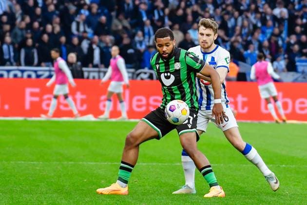 Soccer 2 Bundesliga, Hertha BSC Hannover 96 26 04 2024,xdanx,Soccer 2 Bundesliga, Hertha BSC Hannover 96, v l Brooklyn Ezeh Hannover 96 37 ,Jonjoe Kenny Hertha BSC 16 ,Zweikampf, Duell, Kampf, tackle DFL DFB REGULATIONS PROHIBIT ANY USE OF PHOTOGRAPHS as IMAGE SEQUENCES and or QUASI VIDEO Foto Daniel Lakomski Berlin Olympiastadion Berlin Berlin Germany EN Copyright: xDanielxLakomskix