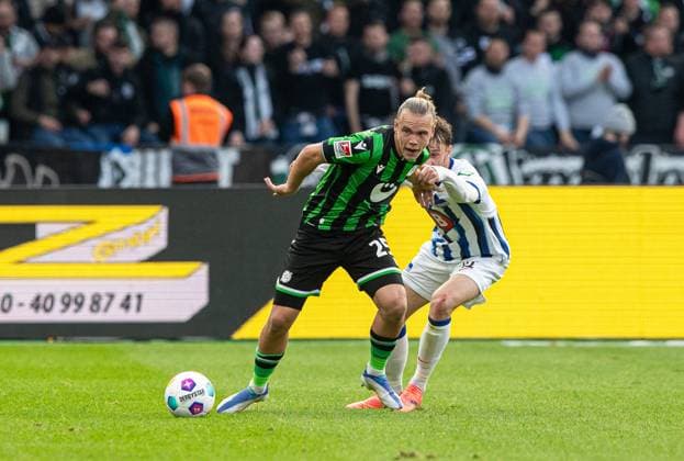 Soccer, Men, Season 2023 2024, 2 Bundesliga 31 Matchday , Hertha BSC Hannover 96, v l Lars Gindorf Hannover 96 , Pascal Klemens Hertha BSC , 26 04 2024, Copyright: xSebastianxRäppold MatthiasxKochx