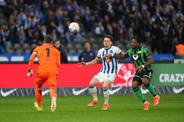 Fabian Reese Hertha Berlin and Bright Arrey Mbi Hannover 96 battle for the ball, 2 Bundesliga, Hertha BSC vs Hannover 96, Olympic Stadium on April 26, 2024 in Berlin, Germany Photo by Ulrik Pedersen DeFodi Images Fabian Reese Hertha Berlin and Bright Arrey Mbi Hannover 96 battle for the ball, 2 Bundesliga, Hertha BSC vs Hannover 96, Olympic Stadium on April 26, 2024 in Berlin, Germany Photo by Ulrik Pedersen DeFodi Images DFB DFL REGULATIONS PROHIBIT ANY USE OF PHOTOGRAPHS AS IMAGE SEQUENCES AND OR QUASI VIDEO Defodi 659 194114 01000977 Defodi-659 DFB DFL REGULATIONS PROHIBIT ANY USE OF PHOTOGRAPHS AS IMAGE SEQUENCES AND OR QUASI-VIDEO.